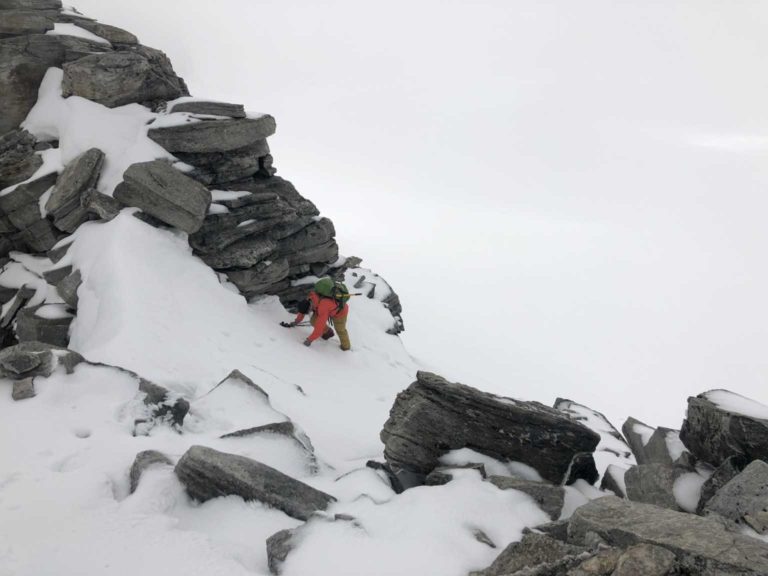 Sandro beim Einstieg zum Gipfelgrat auf ca 3350m