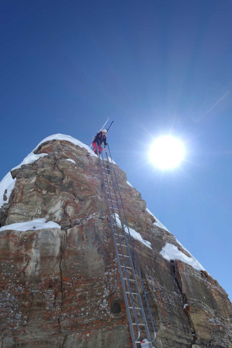 Luzia am Anfang des Leiterabstiegs
