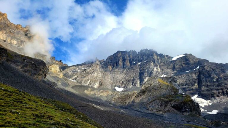 Hütte mit Gipfel und Aufstieg