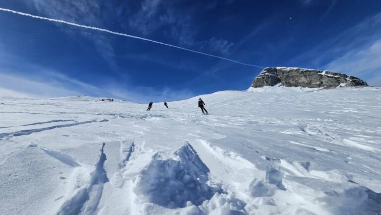 07 Abfahrt ueber Schneeverwehungen