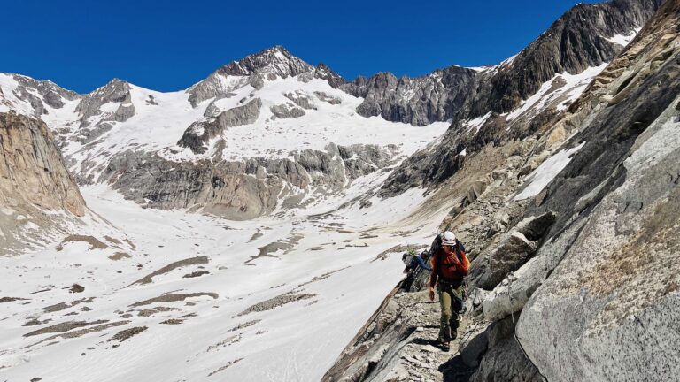 Aufstieg zurf Oberaletschhuette mit Aletschhorn im Hintergrund