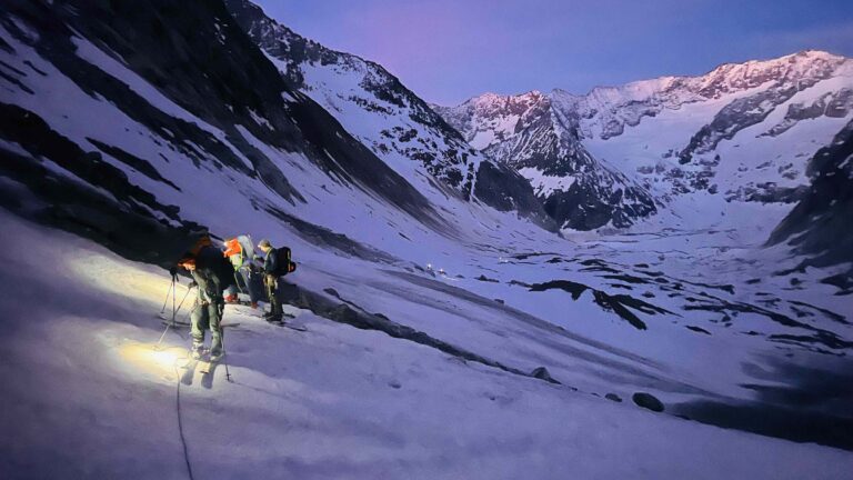 Auf dem Weg zum Aletschhorn fruehmorgens