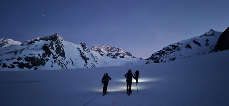 Morgendaemmerung beim Aufstieg zur Jungfrau