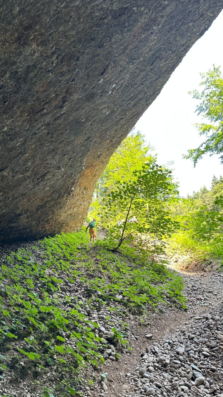 unter den Felsen